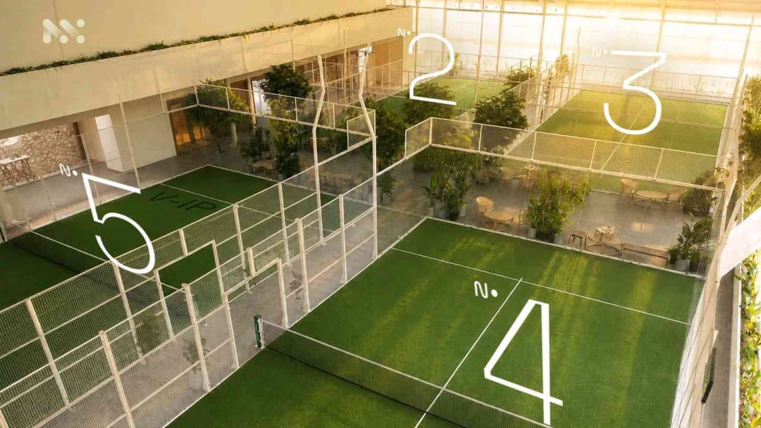 5 lapangan padel indoor Nomono dari atas, termasuk VIP court
