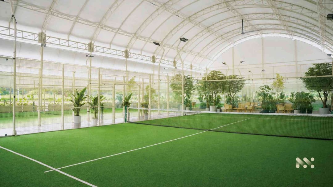 Suasana court indoor Nomono yang teduh dengan taman hijau